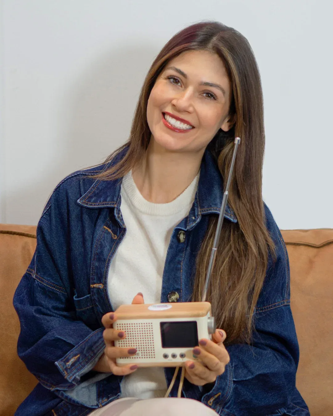 Moderatorin Sophia mit einem DAB+ Radio